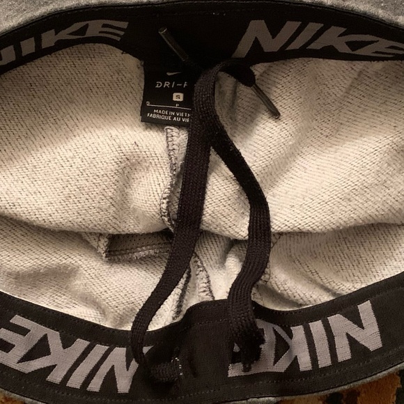 ☁ NIKE DRI-FIT MENS DUAL POCKET GREY RUNNING JOGGING PANT SHORTS - SIZE SMALL ☁ - Picture 5 of 8